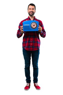 Yakışıklı adam mavi bir vintage radyo holding