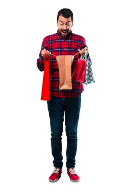Yakışıklı adam alışveriş torbaları bir sürü holding