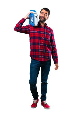 Yakışıklı adam mavi bir vintage radyo holding