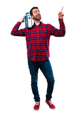 Yakışıklı adam mavi bir vintage radyo holding