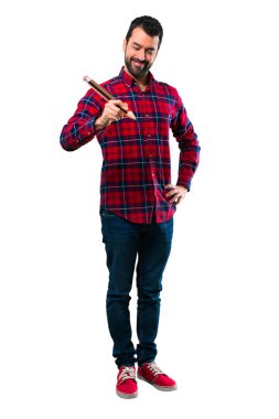 Yakışıklı adam büyük bir kalem tutan