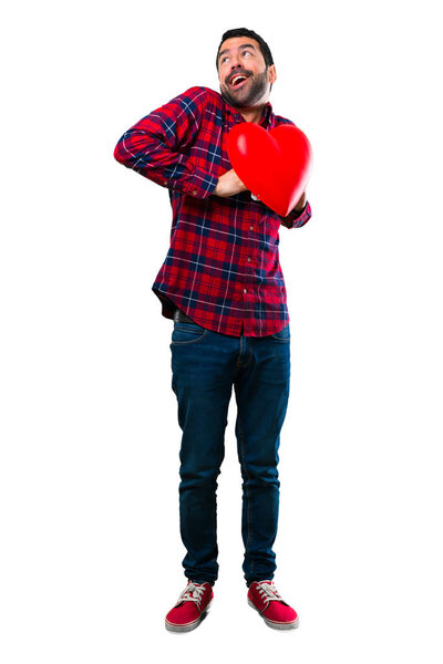 Красавчик с большой игрушкой в руках
