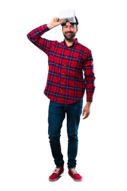 VR gözlük kullanan yakışıklı adam. Sanal gerçeklik deneyimi