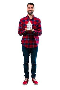 Yakışıklı adam küçük bir ev tutarak