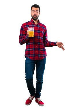 yakışıklı adam bira içmek