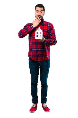 Yakışıklı adam küçük bir ev tutarak