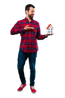 Yakışıklı adam küçük bir ev tutarak