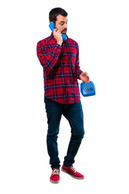 Yakışıklı adam konuşmak için Vintage telefon