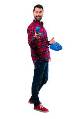 Yakışıklı adam konuşmak için Vintage telefon