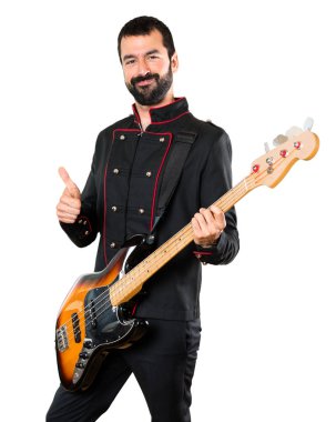 Başparmak ile gitar ile yakışıklı adam