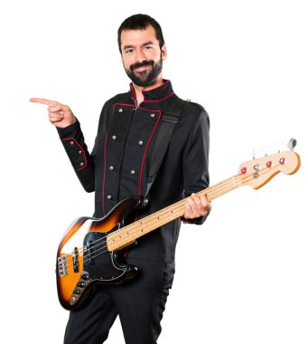 Lateral için işaret gitar ile yakışıklı adam