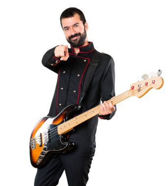 Yakışıklı adam önüne işaret gitar ile