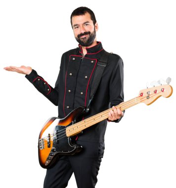 Bir şey sunmak gitar ile yakışıklı adam