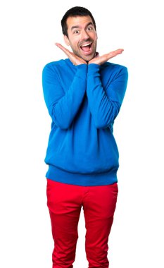 Beyaz arka plan üzerinde mutlu yakışıklı bir genç adam