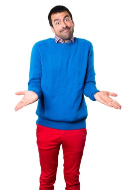 Beyaz arka plan üzerinde önemsiz jest yapma yakışıklı genç