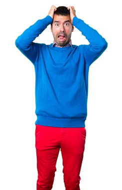 Beyaz arka plan üzerinde hayal kırıklığına uğramış genç yakışıklı