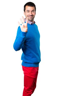 Beyaz arka plan üzerinde sayım dört yakışıklı genç adam