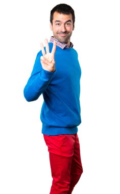 Beyaz arka plan üzerinde sayım üç yakışıklı genç adam