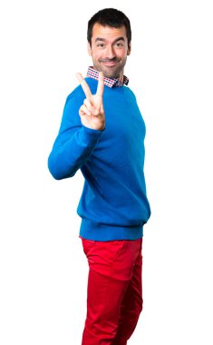 Beyaz arka plan üzerinde sayım iki yakışıklı genç adam