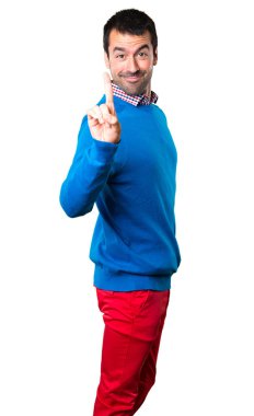 Sayım bir üzerinde beyaz arka plan yakışıklı genç adam