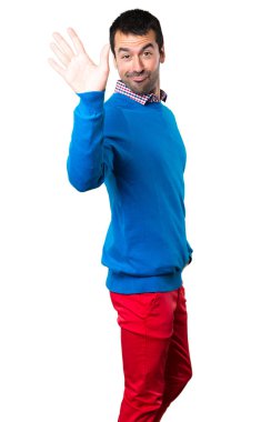 Beyaz arka plan üzerinde selamlayan yakışıklı genç