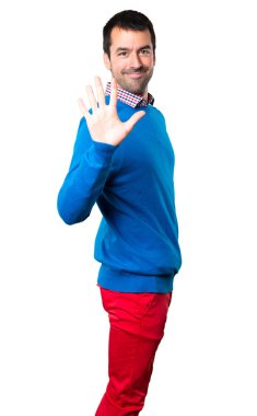 Beyaz arka plan üzerinde sayım beş yakışıklı genç adam