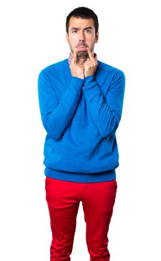 Beyaz arka plan üzerinde üzgün yakışıklı genç adam