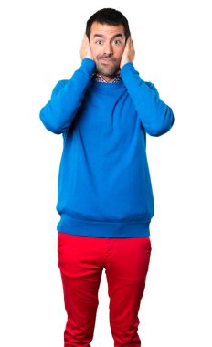 Beyaz arka plan üzerinde kulakları kapsayan yakışıklı genç