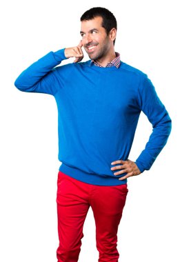 Yakışıklı genç yapım telefon jest beyaz arka plan üzerinde