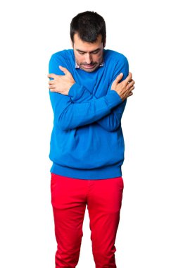 Beyaz arka plan üzerinde buz gibi yakışıklı genç