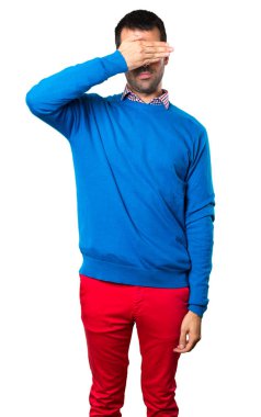 Yakışıklı genç adam gözleri beyaz zemin üzerine kaplama