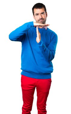 Yakışıklı genç adam yapma zaman aşımı jest beyaz arka plan üzerinde