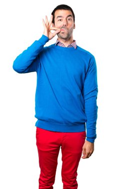 Yakışıklı genç adam yapma sessizlik jest beyaz arka plan üzerinde