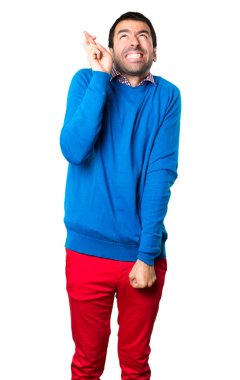 Beyaz arka plan üzerinde geçiş parmaklarıyla yakışıklı genç