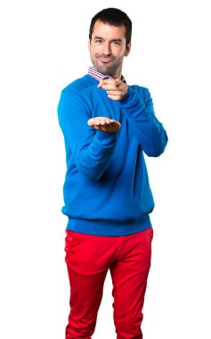 Bir şey beyaz arka plan üzerinde tutan yakışıklı genç