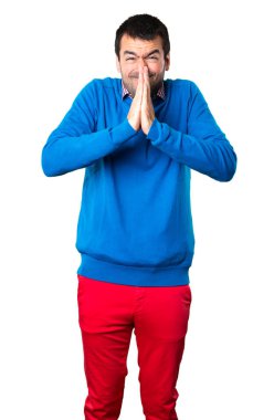 Beyaz arka plan üzerinde yalvaran yakışıklı genç