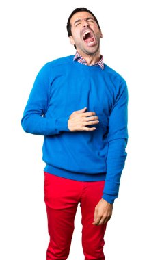 Beyaz arka plan üzerinde esneme yakışıklı genç