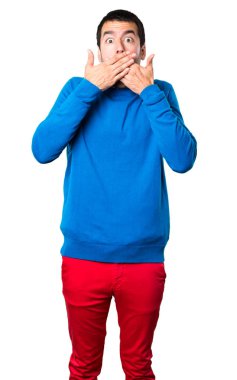 Yakışıklı genç adam yapma sürpriz jest beyaz arka plan üzerinde