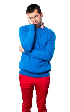 Beyaz arka plan üzerinde yorgun yakışıklı bir genç adam