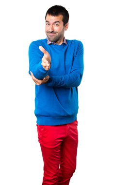 Beyaz arka plan üzerinde anlaşma yakışıklı genç