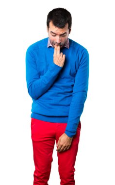 Yakışıklı genç adam beyaz zemin üzerine kusma jest yapma