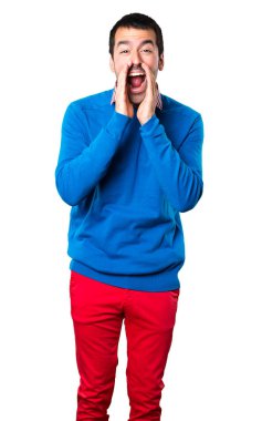 Beyaz zemin üzerine bağırarak yakışıklı genç