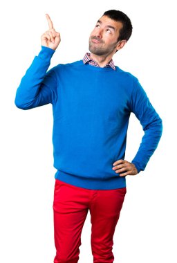 Beyaz arka plan üzerinde yukarıyı yakışıklı genç