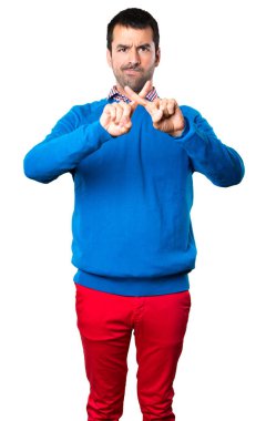 Beyaz arka plan üzerinde hiçbir jest yapma yakışıklı genç