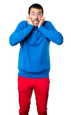 Beyaz arka plan üzerinde korkmuş yakışıklı genç adam