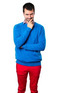 Beyaz arka plan üzerinde düşünme yakışıklı genç