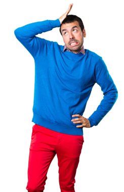 Beyaz arka plan üzerinde şüpheleri yakışıklı genç