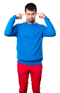 Beyaz arka plan üzerinde düşünme yakışıklı genç