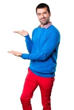 Yakışıklı genç adam bir şey beyaz arka plan üzerinde sunulması