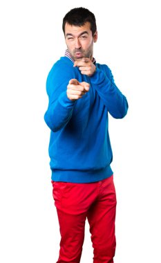 Yakışıklı genç adam açık beyaz zemin üzerine işaret